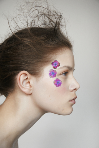 VULKAN MAGAZINE - Violet
Photographer: Maria Dominika
Hair&Make-up: Katja Maassen
Model: Pharah @Iconic Management
Blumen-Flower