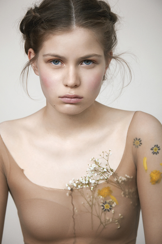 VULKAN MAGAZINE - Violet
Photographer: Maria Dominika
Hair&Make-up: Katja Maassen
Model: Pharah @Iconic Management
Blumen-Flower